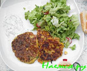 Оладьи из кукурузы и овощей на завтрак