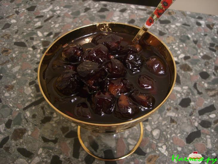 Варенье из красной черешни с грецкими орехами