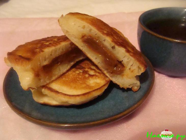 Оладьи с варёной сгущёнкой Оладьи с варёной сгущёнкой