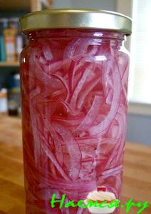 Маринованный красный лук