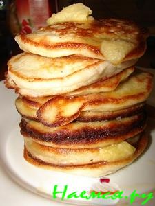 Оладьи с сыром рикотта, бананами и медовым маслом Оладьи с сыром рикотта, бананами и медовым маслом