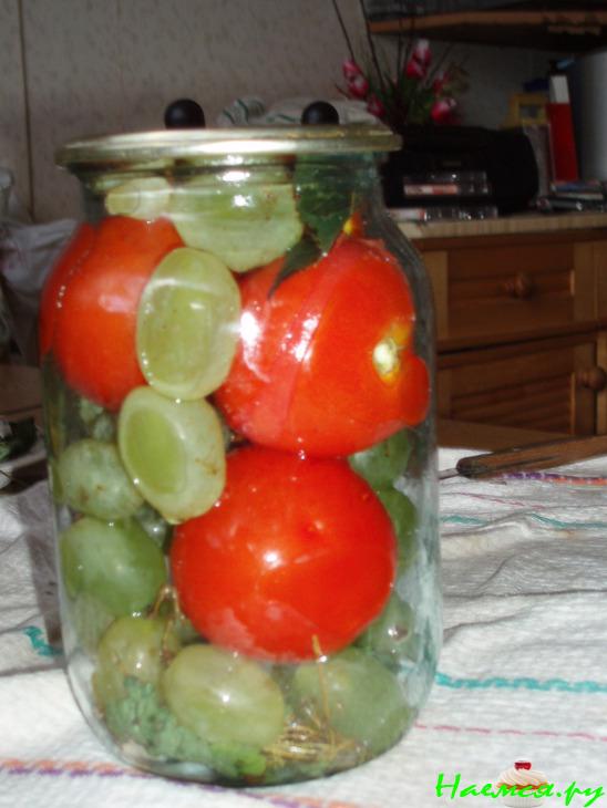 Маринованные помидоры с виноградом