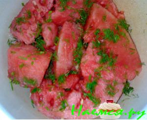 Малосольный арбуз с укропом