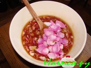 Медовая чайная роза