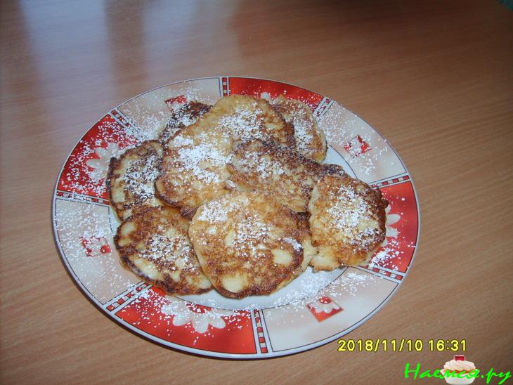 Блинчики с яблоками и сметаной