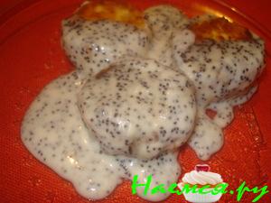 Нежные сырники в сметано-маковой заливке