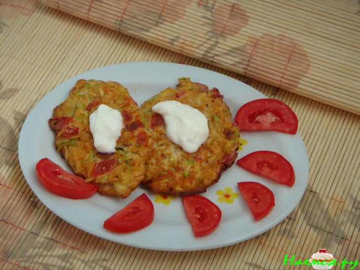 Оладушки из кабачков на йогурте с помидорами и 'Геркулесом' Оладушки из кабачков на йогурте с помидорами и 'Геркулесом'