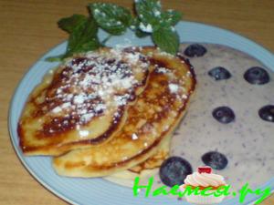 Творожники с соусом из ванильного мороженого, творога и черники