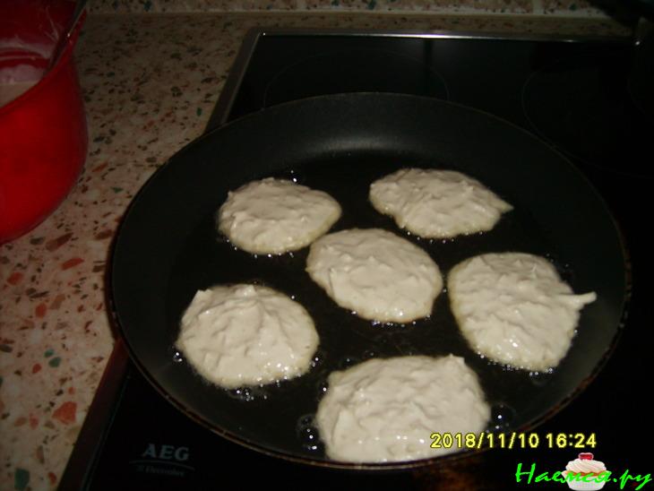 Блинчики с яблоками и сметаной