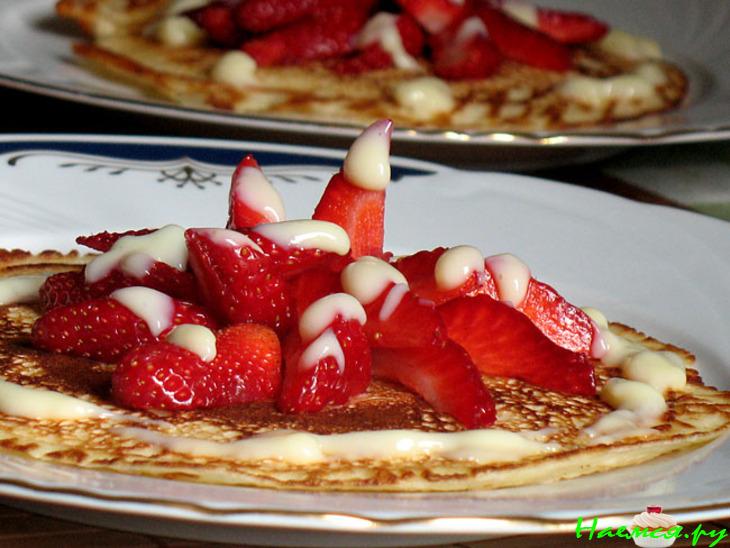 Блинчики на йогурте с клубникой и ванильным пудингом