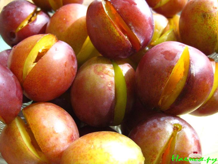 Маринованные сливы с чесноком