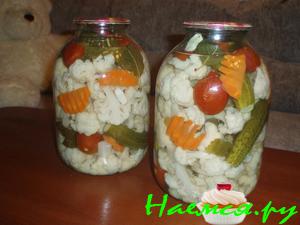 Соленая цветная капуста с овощами "Хрустящая"