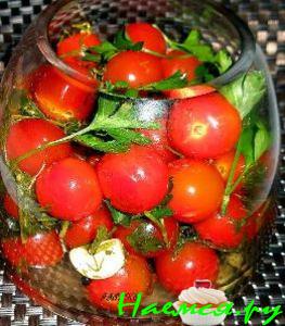 Маринованные помидоры черри с пряностями