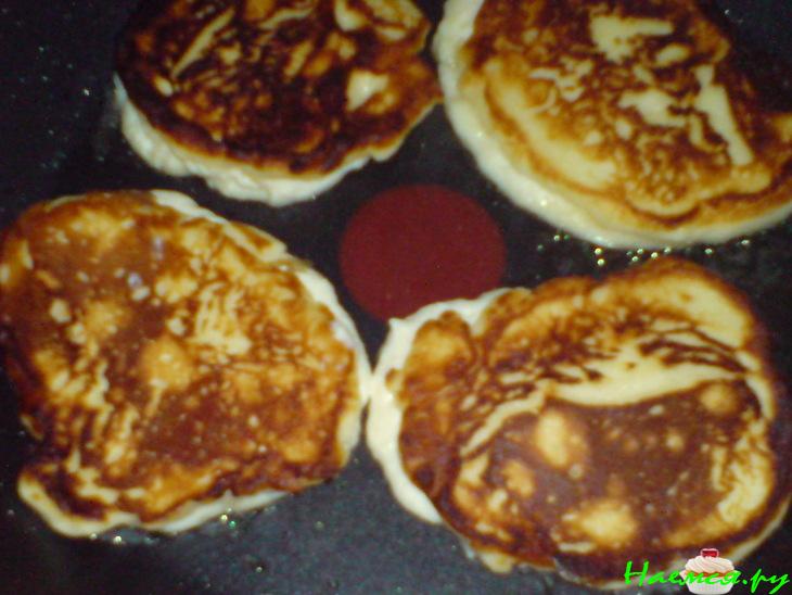 Творожники с соусом из ванильного мороженого, творога и черники