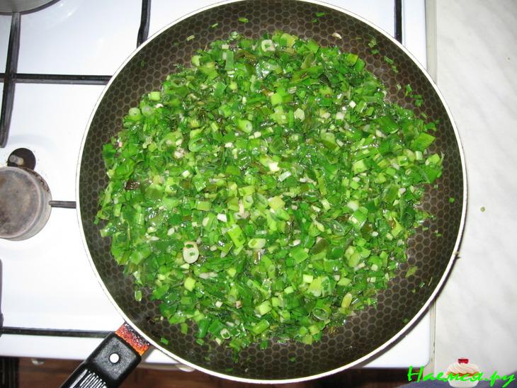 Чайные блинчики с яичницей и зеленым луком