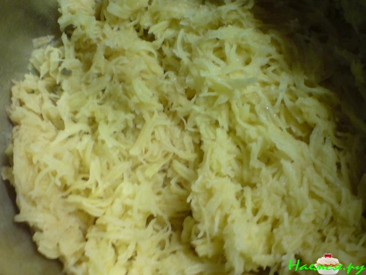 Картофельные оладьи на дрожжевом тесте с пикантной подливкой