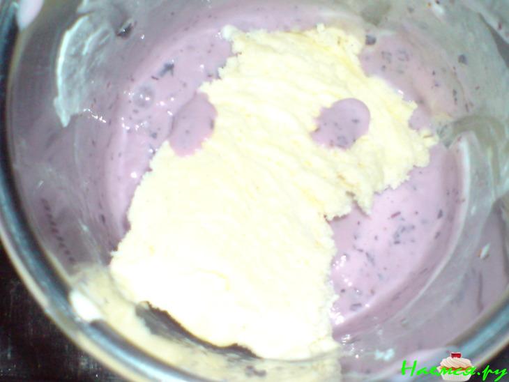 Творожники с соусом из ванильного мороженого, творога и черники