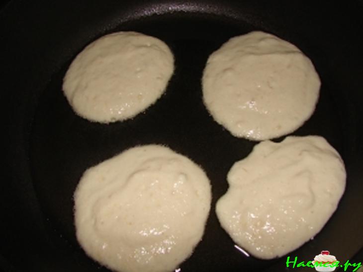 Оладьи с сыром рикотта, бананами и медовым маслом Оладьи с сыром рикотта, бананами и медовым маслом