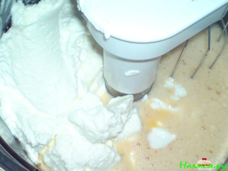 Творожники с соусом из ванильного мороженого, творога и черники