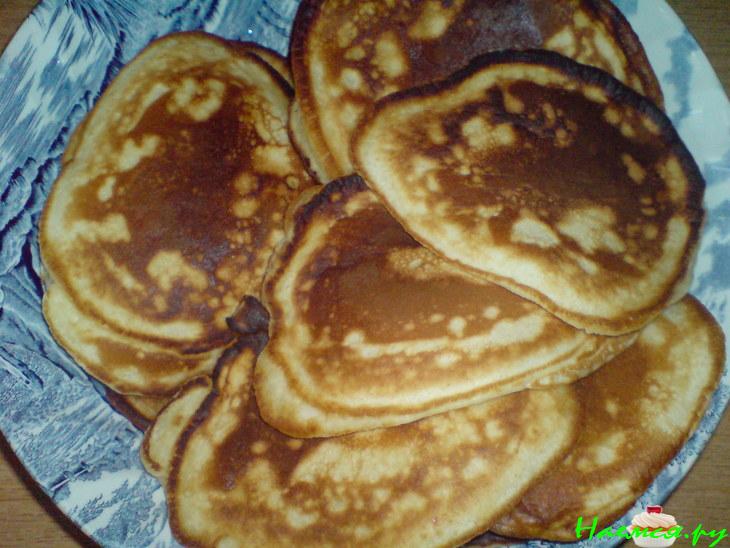 'Горка' из оладий под вишнёвым киселём