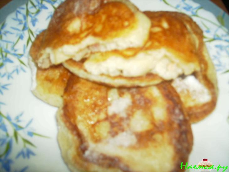 Дрожжевые оладьи с яблоками