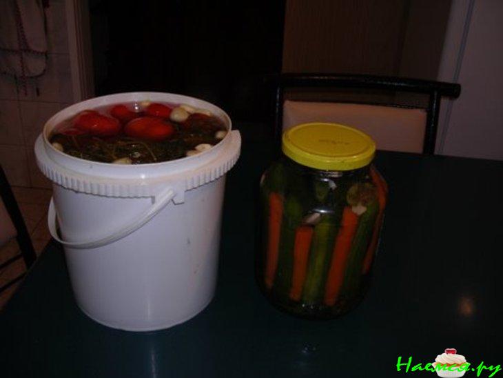 Малосольные огурчики и морковь