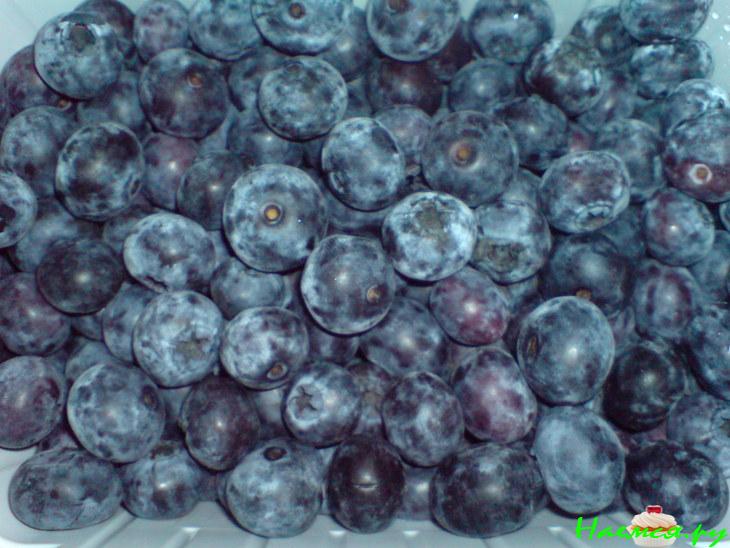 Творожники с соусом из ванильного мороженого, творога и черники