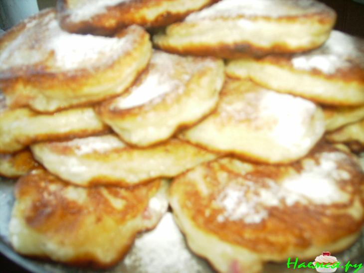 Дрожжевые оладьи с яблоками