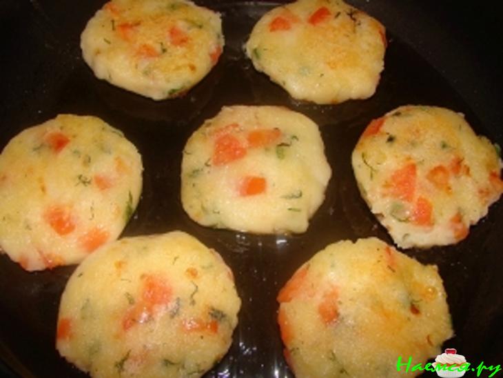 Картофельные лепёшки с помидорами и зеленым луком