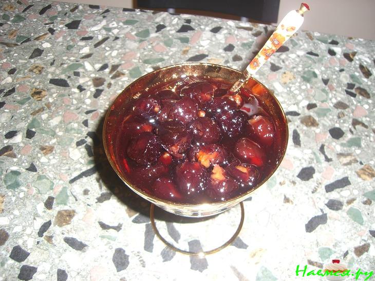 Варенье из красной черешни с грецкими орехами