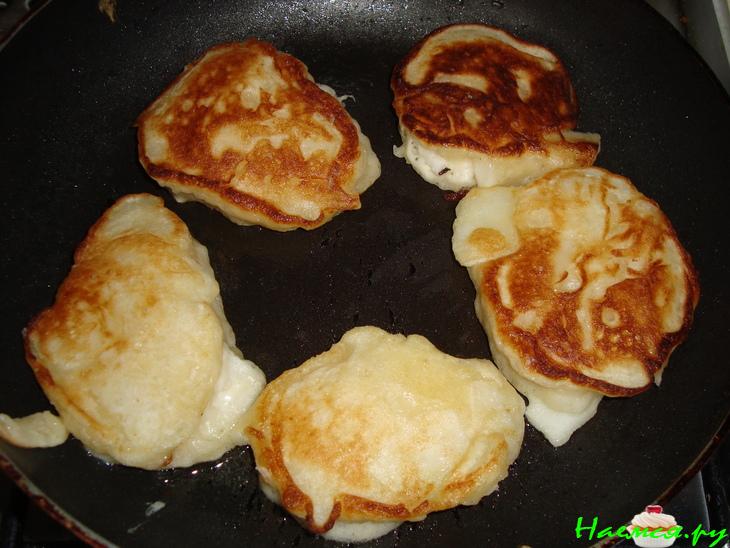 Оладьи с яблоками (на дрожжах) Оладьи с яблоками (на дрожжах)