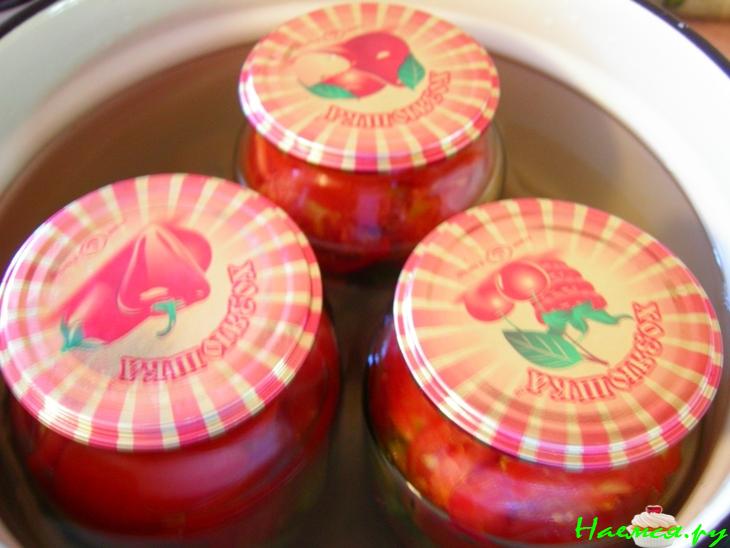 Консервированный салат из помидоров и огурцов Консервированный салат из помидоров и огурцов