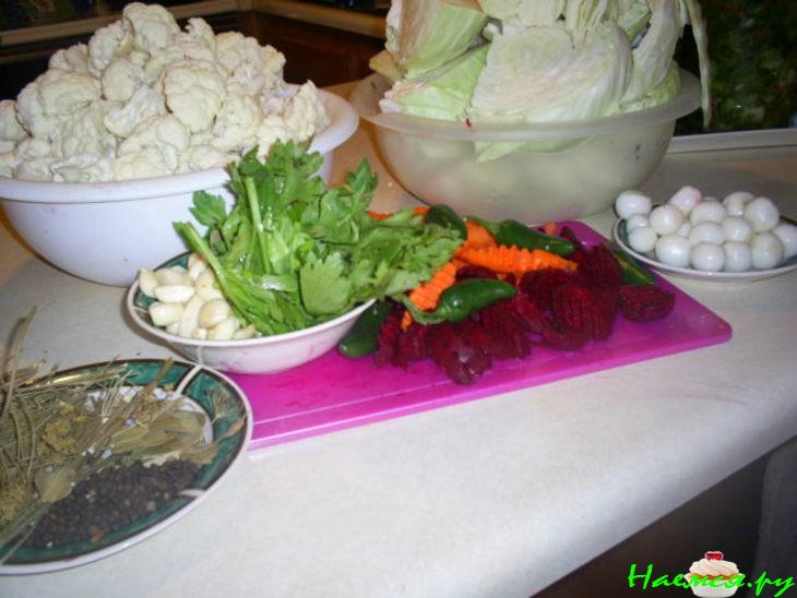 Квашенная белокачанная и цветная капуста со свеклой