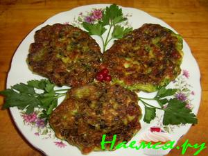 Луковые оладьи с брынзой