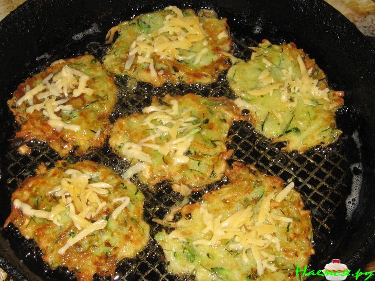 Оладьи из кабачков с сырной шапкой