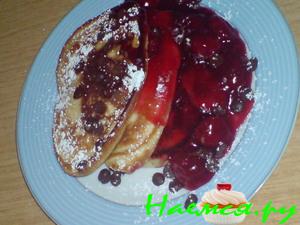 'Горка' из оладий под вишнёвым киселём