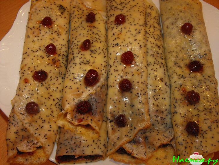 Маковые крепы с земляничным вареньем