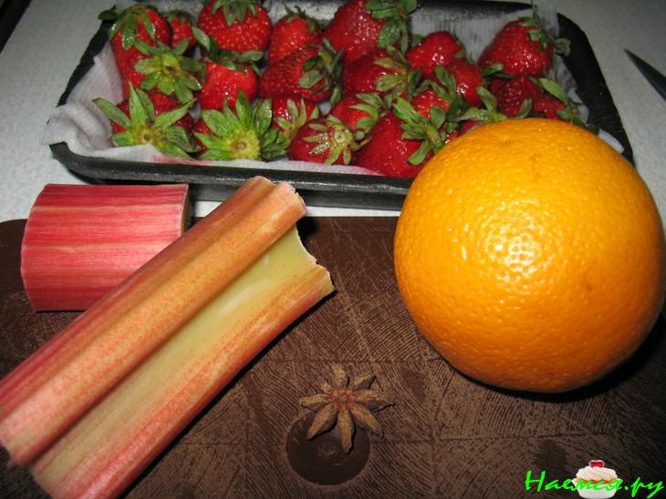 Блинчики с кокосом, клубникой и ревенем