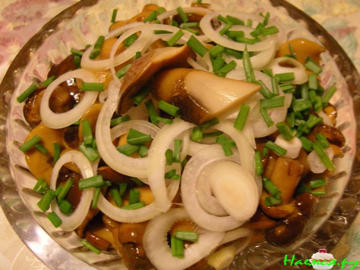 Грибы маринованные с чесноком