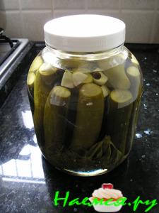 Огурцы маринованные с чесночком