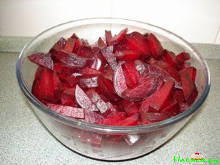 Свекла со сливами в яблочном соке