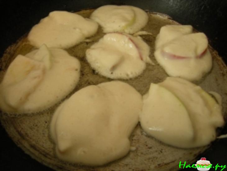 Оладушки с яблоками Оладушки с яблоками