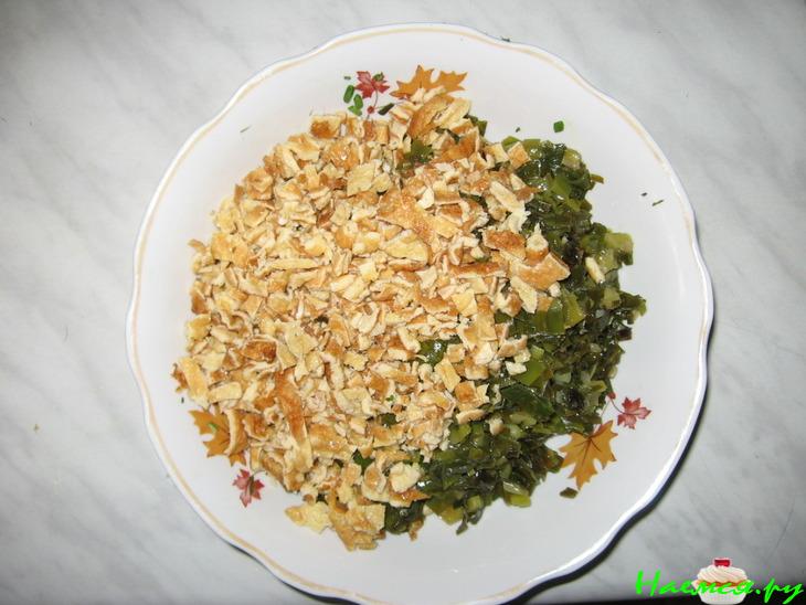 Чайные блинчики с яичницей и зеленым луком