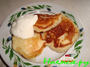 Оладьи с яблоками (на дрожжах)