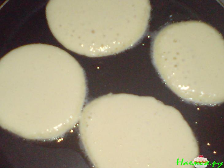 'Горка' из оладий под вишнёвым киселём