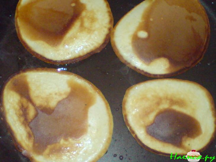 'Горка' из оладий под вишнёвым киселём