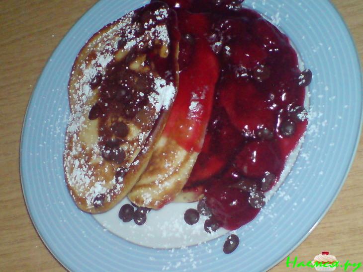 'Горка' из оладий под вишнёвым киселём