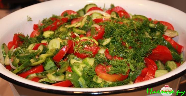 Салат из томатов, огурцов и сладкого перца. Острый