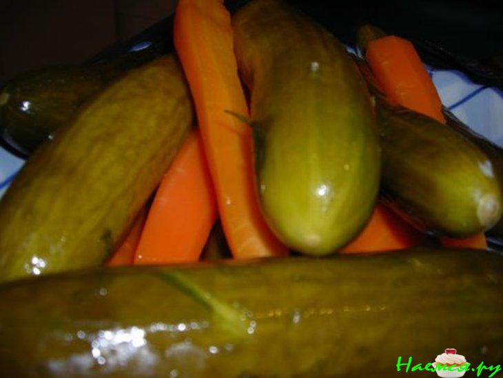 Малосольные огурчики и морковь