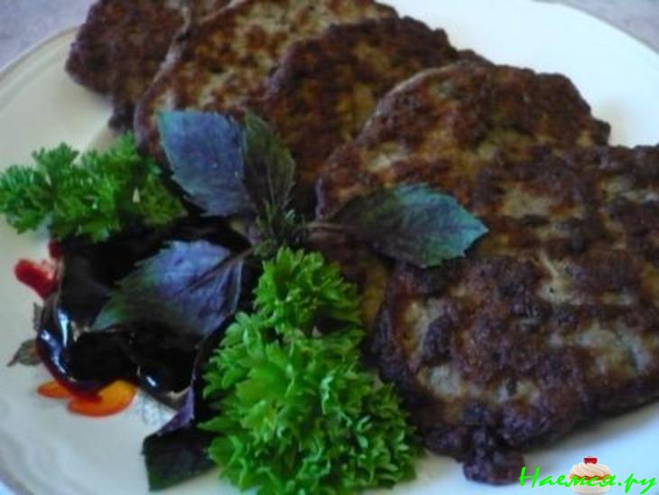 Оладушки из печенки, облегченные кабачком, с соусом